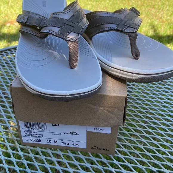 SOLD Clarks NEW cloud stepper‘s soft cushion flip-flops pewter new in box - Picture 2 of 9